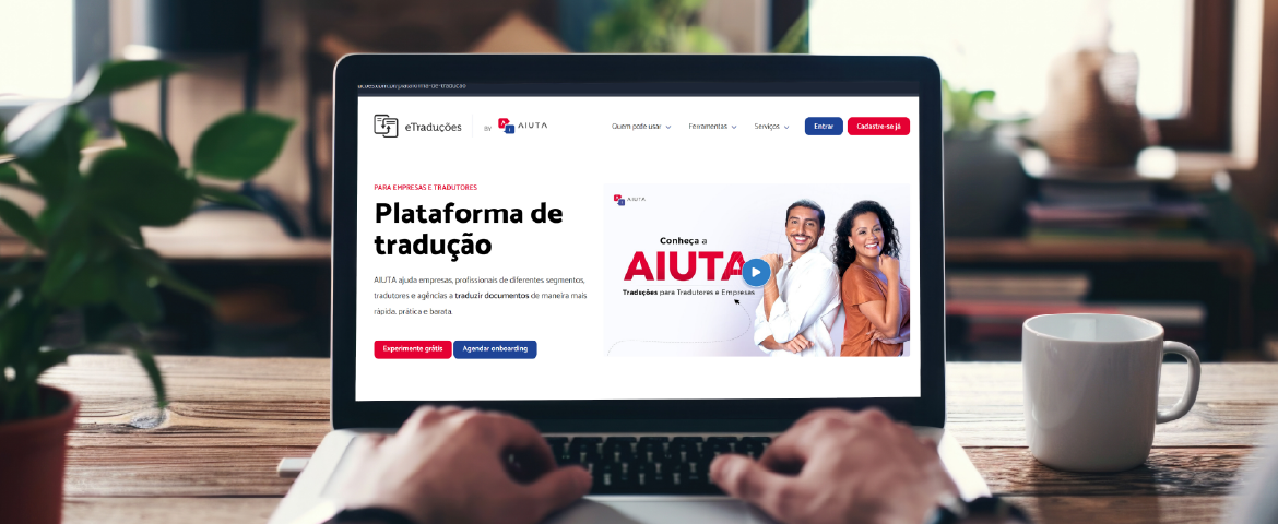 Laptop com a plataforma AIUTA em mesa de madeira