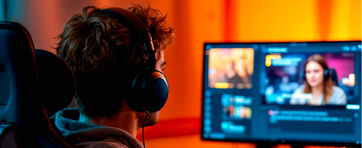 Homem uando headset trabalhando com legendagem de filmes em monitor
