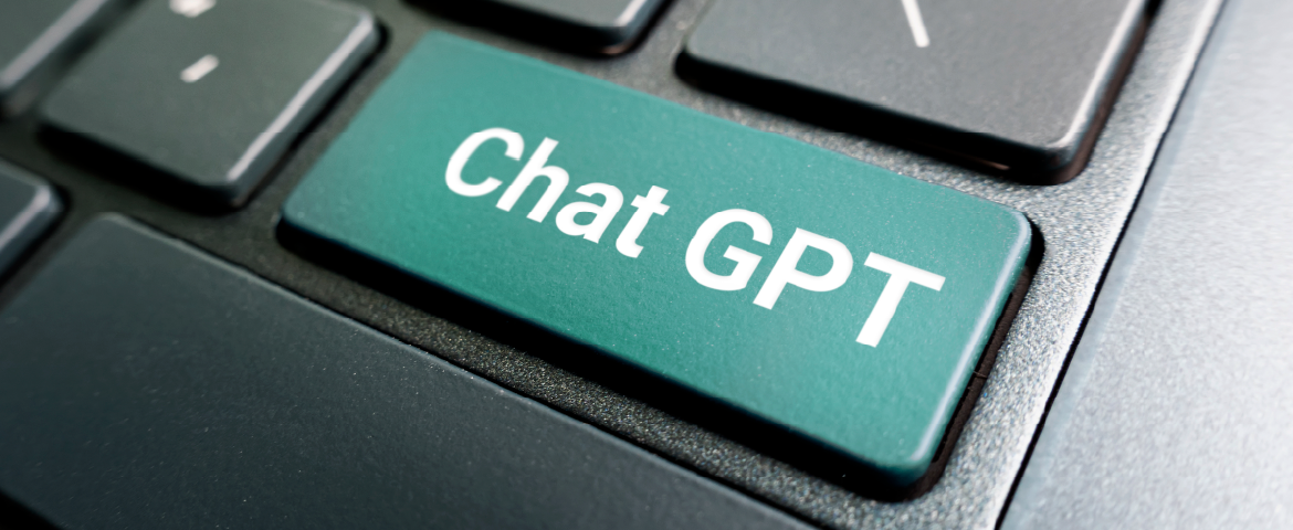 Foto montagem de um teclado preto com uma tecla verde escrita ChatGPT