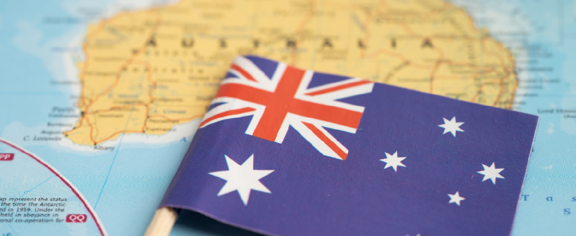 Mapa da Austrália com uma bandeira do país em primeiro plano.