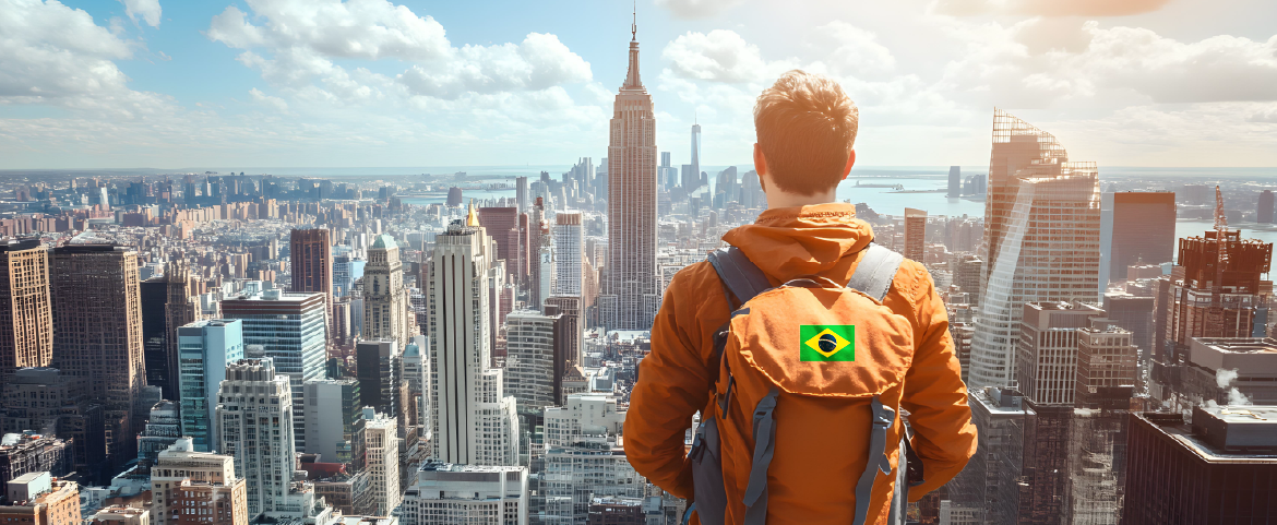 Rapaz de costas usando uma blusa laranja, mochila laranja, observando de longe uma metrópole.