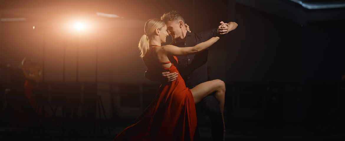 Banner Argentina: casal dançando tango em um salão de dança