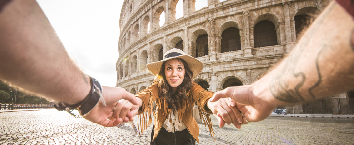 Casal no Coliseu, em Roma