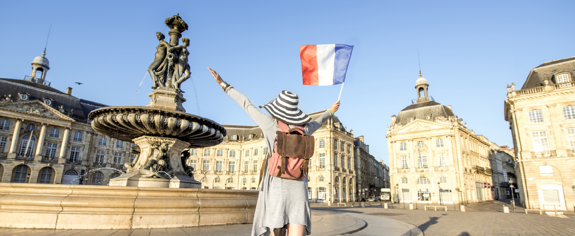 Mulher viajando pela cidade de Bordeaux