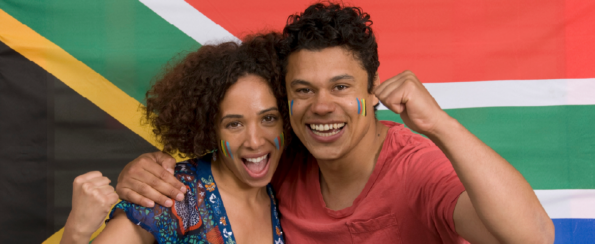 Casal sorrindo com a bandeira da África do Sul