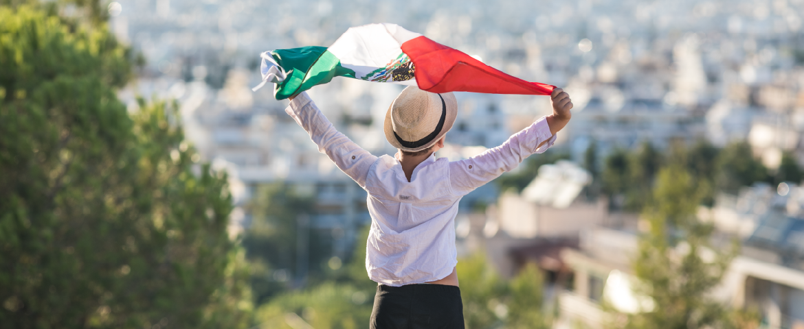 Pessoas segurando a bandeira do México