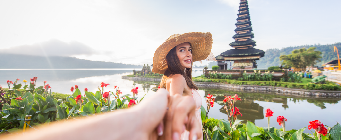 Casal jovem no templo Pura Ulun Danu Bratan, em Bali