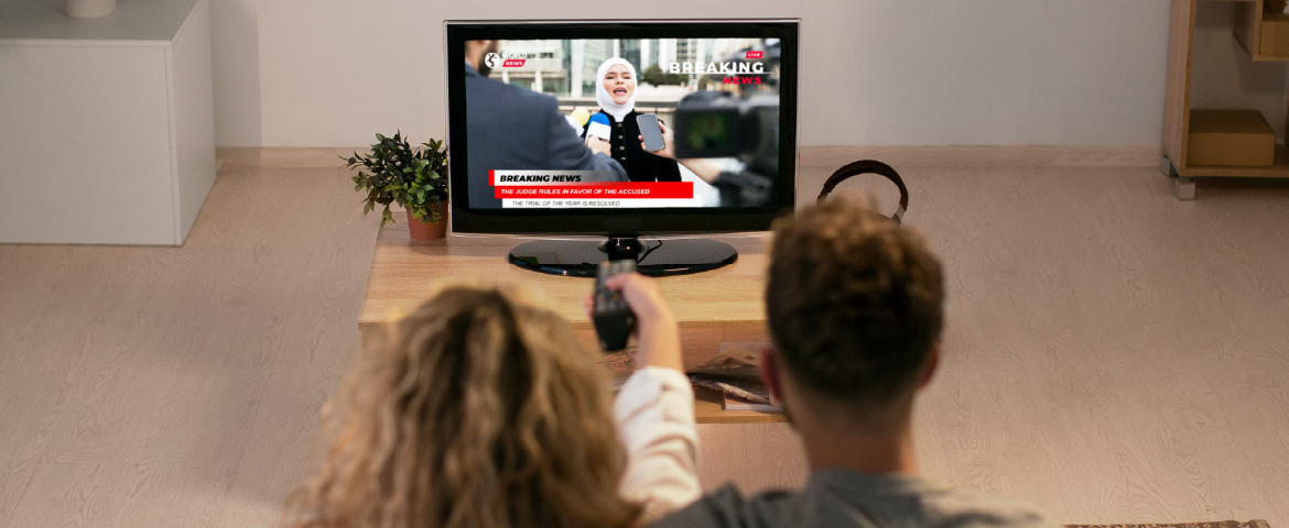 Noruegueses assistindo às notícias na TV, refletindo a importância da informação no dia a dia.