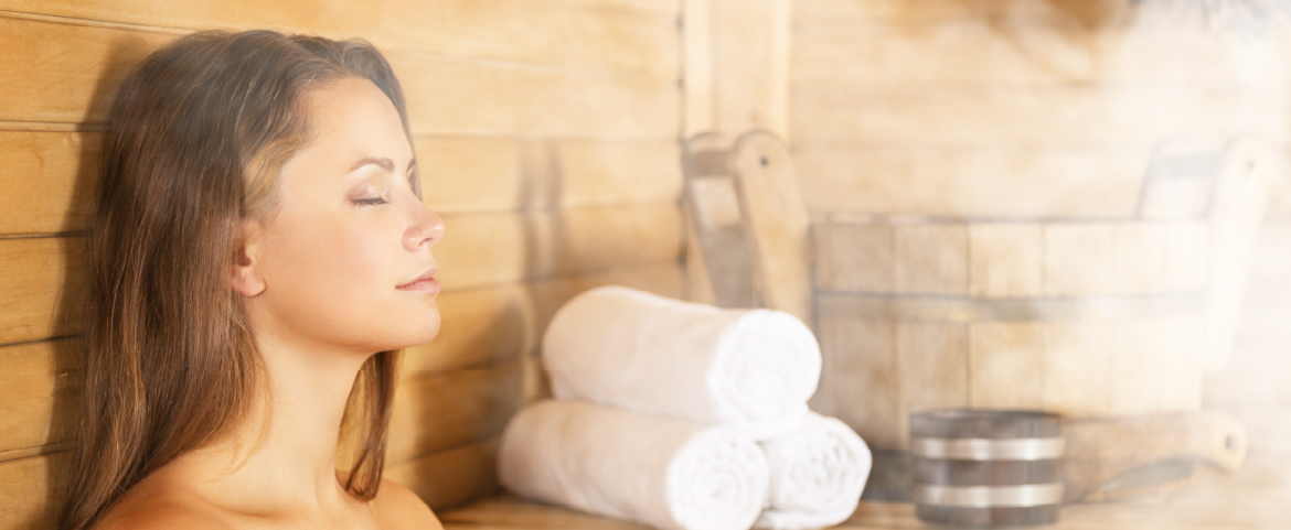 Mulher aproveitando a tradição norueguesa de sauna, um ritual de relaxamento muito popular no país.