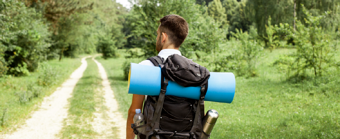 Explorador caminhando pela Noruega com mochila, pronto para conhecer fiordes, vilarejos e paisagens deslumbrantes.