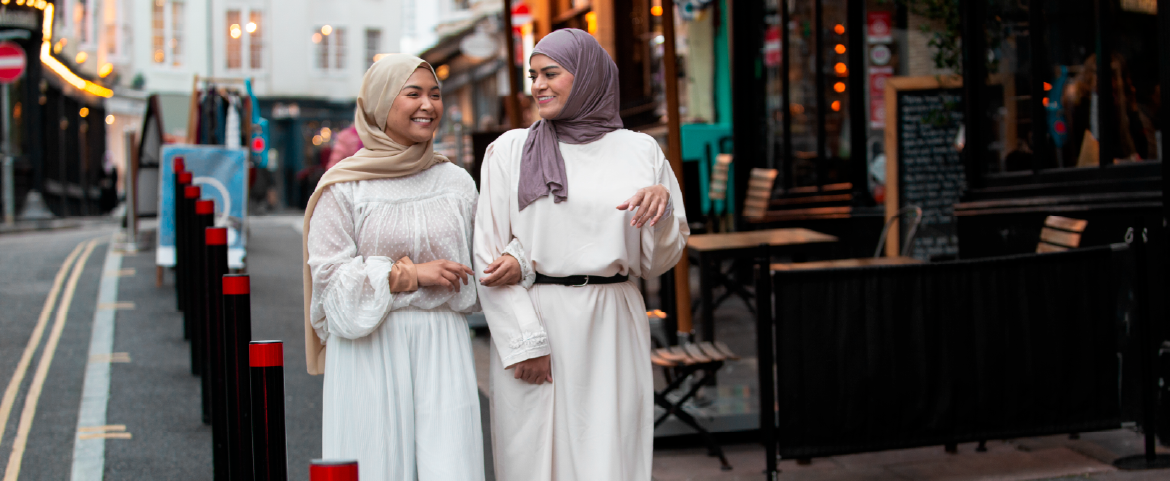 Mulheres usando hijab se divertindo