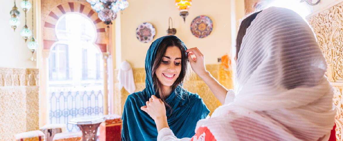 Duas mulheres muçulmanas em restaurante