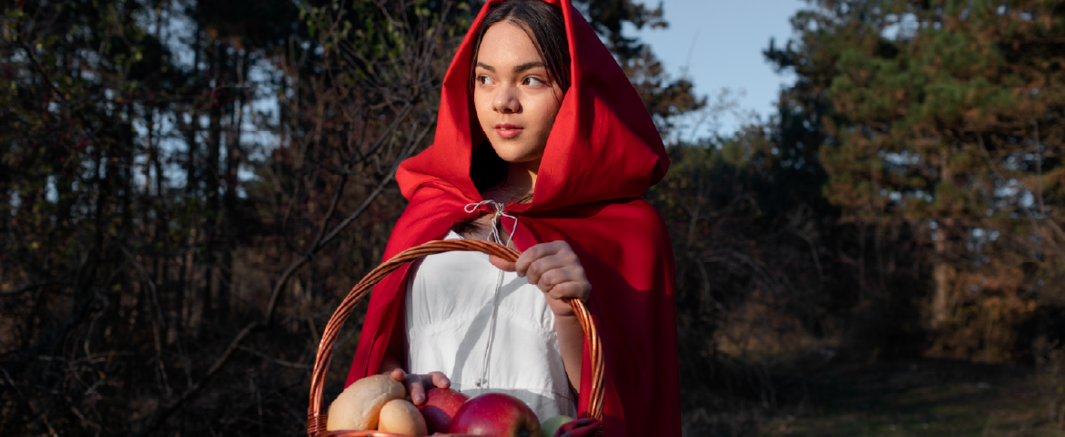 Branca de Neve na floresta com cesta de frutas