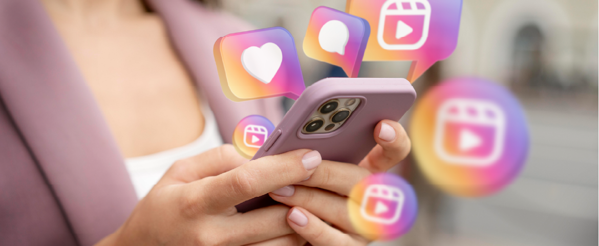 Banner Redes Sociais: mulher no celular mexendo no Instagram