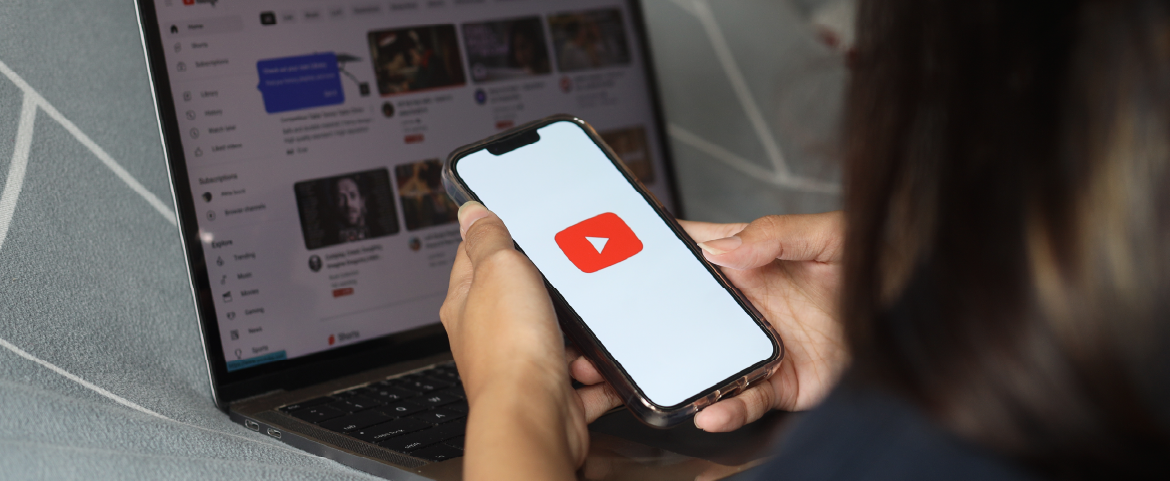 Banner mulher no celular, mexendo no Youtube.