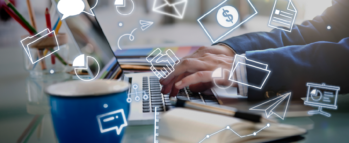 Banner ilustração foto e vetor: homem ao laptop com xícara azul