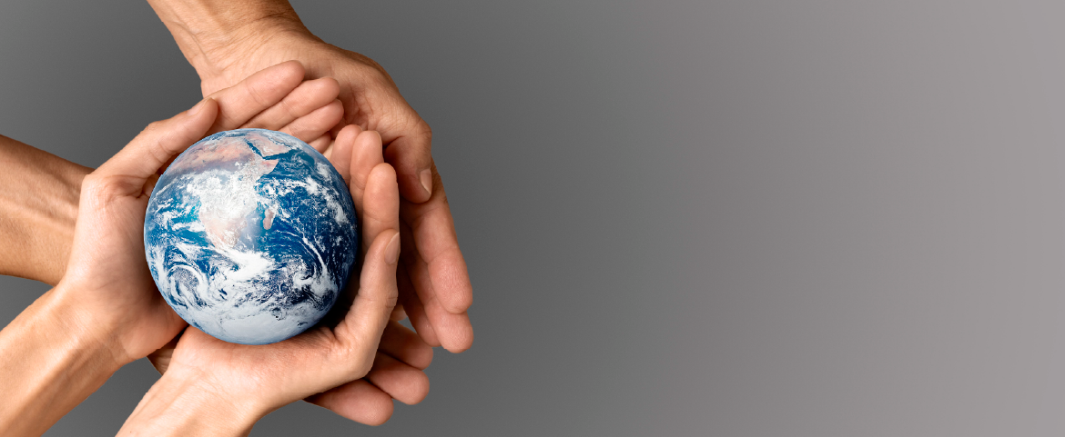 Mãos voluntárias segurando o globo terrestre