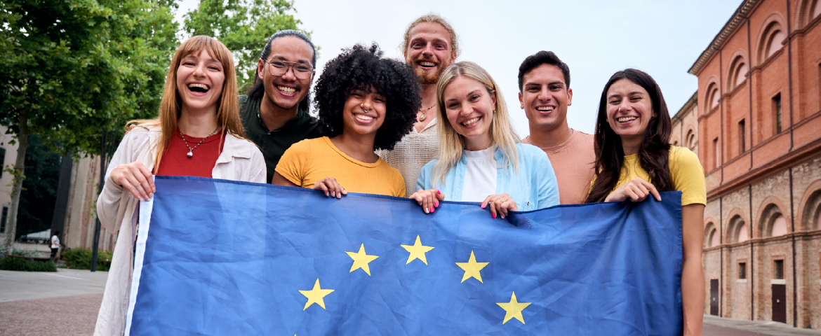 Jovens atrás de uma bandeira da União Europeia Jovens atrás de uma bandeira da União Europeia