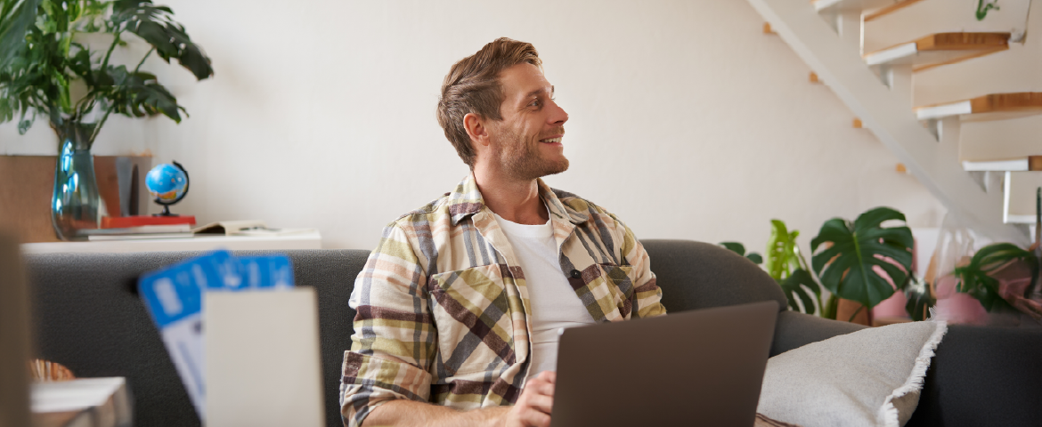 Homem no sofá trabalhando em home office