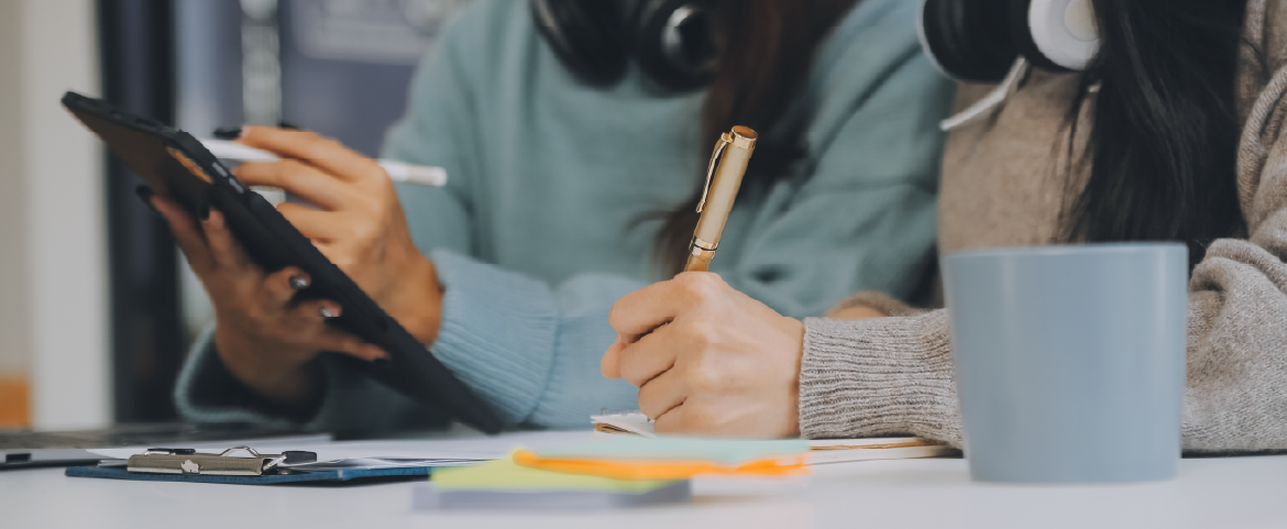 Corte de uma tradutora trabalhando em seu tablet