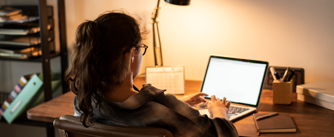 Mulher trabalhando em home office em laptop Mulher trabalhando em home office em laptop
