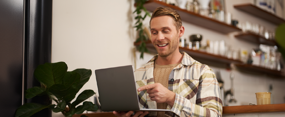 Homem vestindo camisa xadrez trabalhando em home office Homem vestindo camisa xadrez trabalhando em home office
