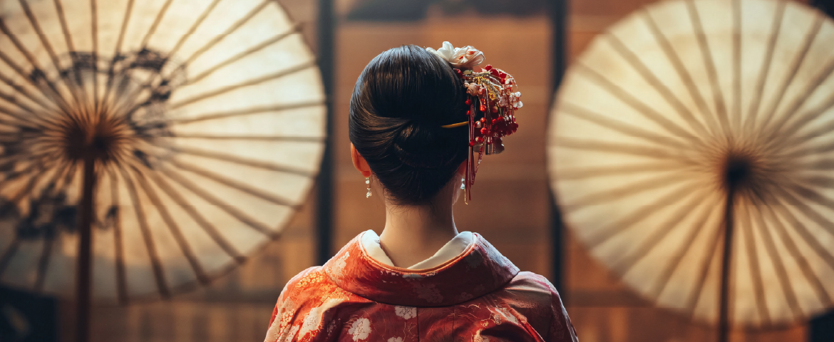 Mulher japonesa de costas, foto de estudio com adereços japoneses