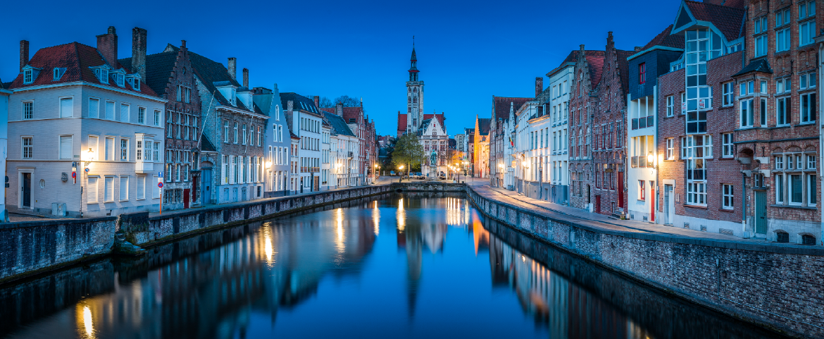 Vista panorâmica de um canal entre prédios na cidade ao entardecer