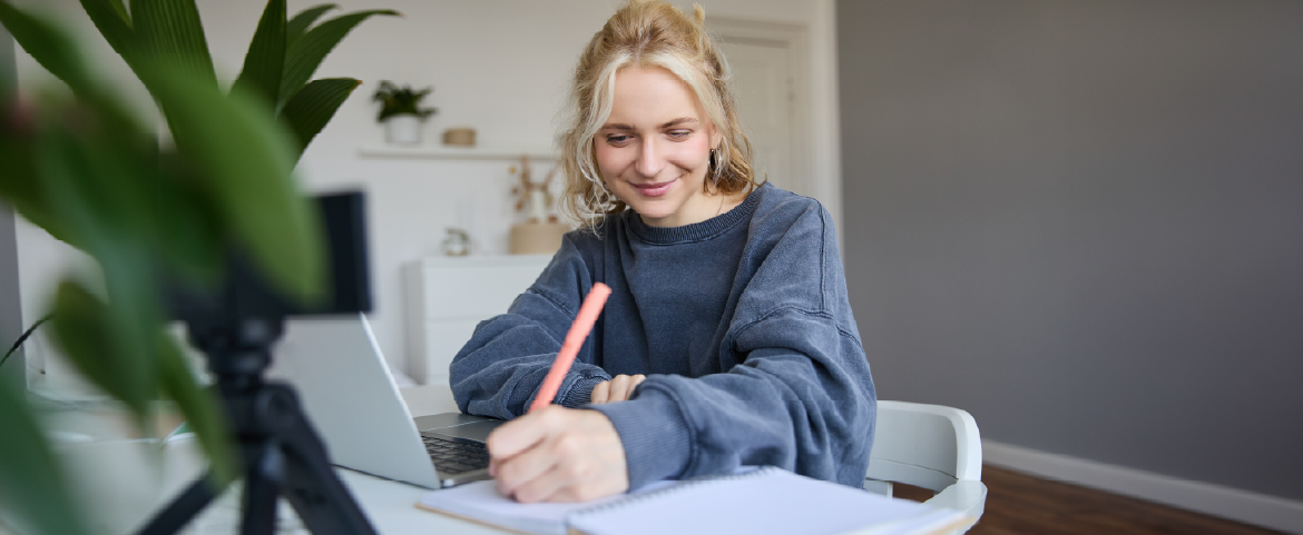 Mulher trabalhando no laptop e fazendo anotações