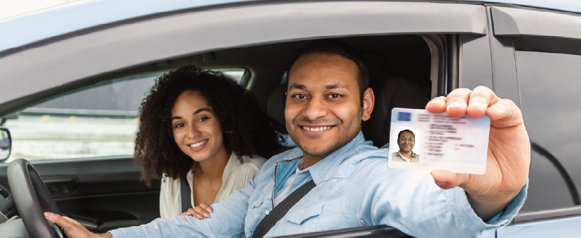 Casal dentro de carro mostrando um documento