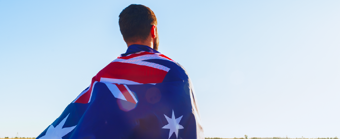 Homem com uma capa de bandeira da Austrália Homem com uma capa de bandeira da Austrália