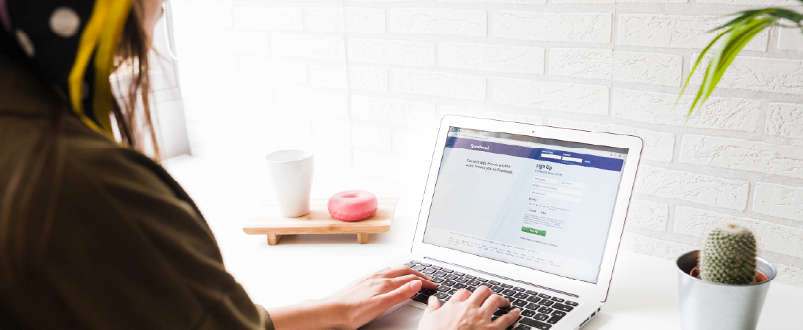 Personagem com laptop na mesa com plataforma do Linkedin aparecendo na tela.