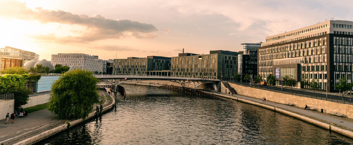Vista panorâmica de edifícios de escritórios modernos nas margens do rio Spree, em Berlim, durante o pôr do sol Vista panorâmica de edifícios de escritórios modernos nas margens do rio Spree, em Berlim, durante o pôr do sol