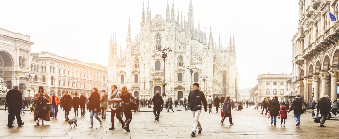 Pessoas desfocadas andando em frente à Praça Duomo em Milão - Multidão desfocada na metrópole italiana Pessoas desfocadas andando em frente à Praça Duomo em Milão - Multidão desfocada na metrópole italiana