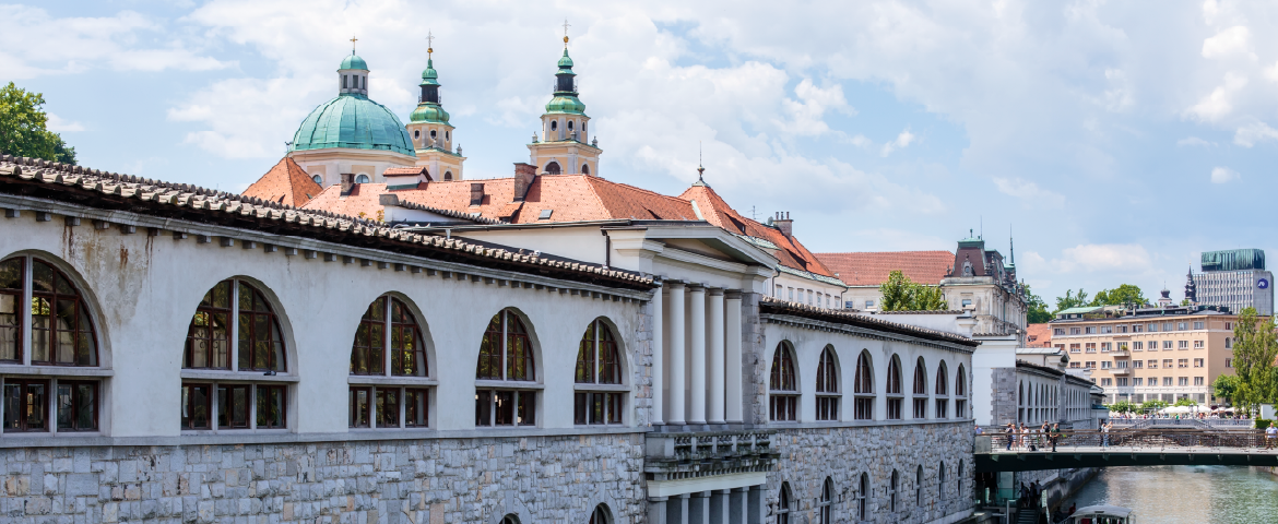 Arcada do mercado de Liubliana no rio Ljubljanica, na Eslovênia Arcada do mercado de Liubliana no rio Ljubljanica, na Eslovênia