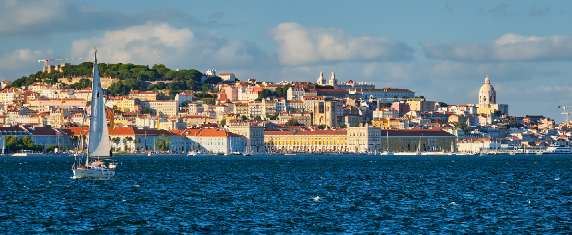 Vista de Lisboa vista sobre o rio Tejo com iates e barcos ao pôr do sol. Lisboa, Portugal Vista de Lisboa vista sobre o rio Tejo com iates e barcos ao pôr do sol. Lisboa, Portugal