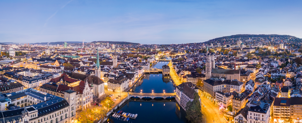 Horizonte da cidade velha de Zurique, Suíça sobre o rio Limmat Horizonte da cidade velha de Zurique, Suíça sobre o rio Limmat