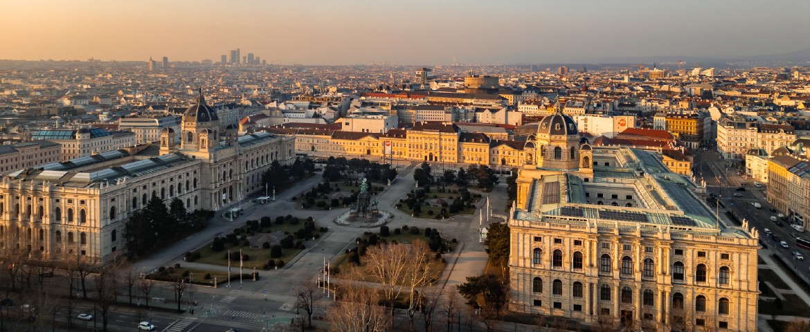 Horizonte de Viena com Maria-Theresien-Platz ao nascer do sol, vista aérea de drone Horizonte de Viena com Maria-Theresien-Platz ao nascer do sol, vista aérea de drone