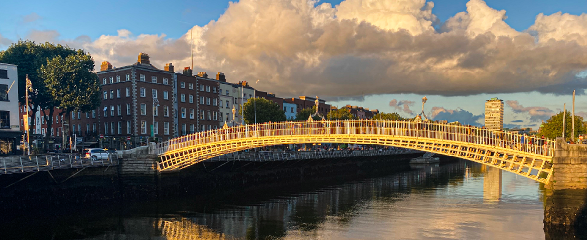 Ha penny bridge sobre o rio Liffey ao pôr do sol, Dublin City, Irlanda Ha penny bridge sobre o rio Liffey ao pôr do sol, Dublin City, Irlanda