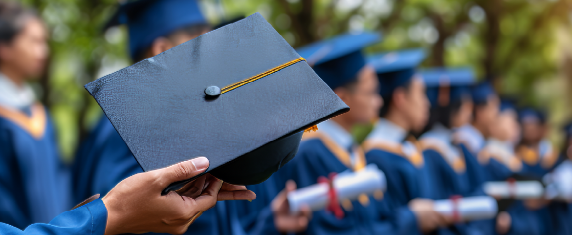 Cerimônia de formatura com vários estudantes.