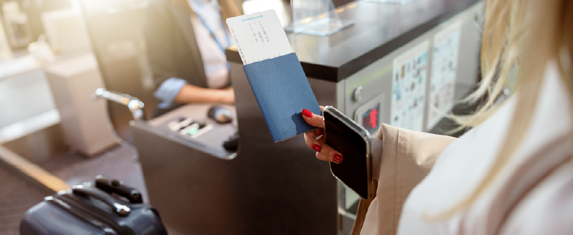 Mulher no aeorporto despachando bagagem e entregando visto à atendente do guichê. Mulher no aeorporto despachando bagagem e entregando visto à atendente do guichê.