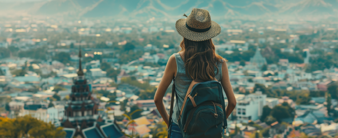 Mulher de costas, sentada em uma montanha observando a paisagem de uma cidade. Mulher de costas, sentada em uma montanha observando a paisagem de uma cidade.