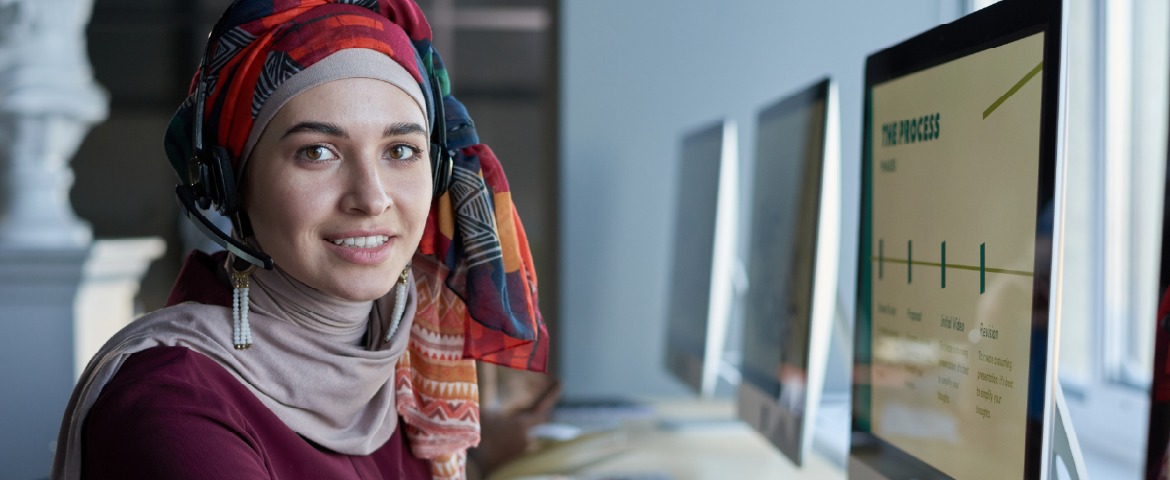 Mulher trabalhando no computador.