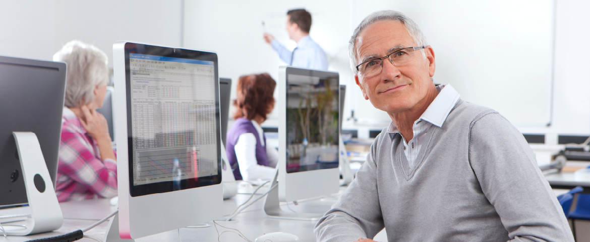 Homem maduro trabalhando em seu ambiente de trabalho.