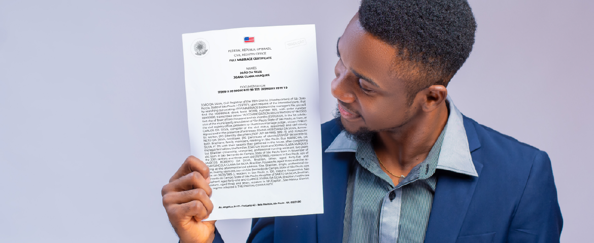 Homem com tradução juramentada na mão. Homem com tradução juramentada na mão.