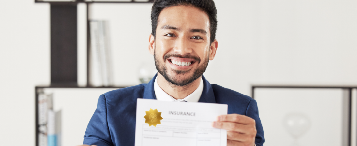 Homem oriental sorrindo e segurando um documento nas mãos. Homem oriental sorrindo e segurando um documento nas mãos.