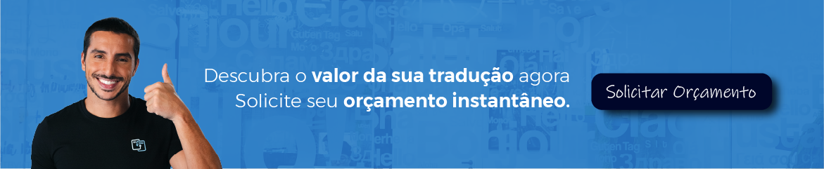 Homem oriental sorrindo e segurando um documento nas mãos. Banner eTraduções: Descubra agora o valor da sua tradução.