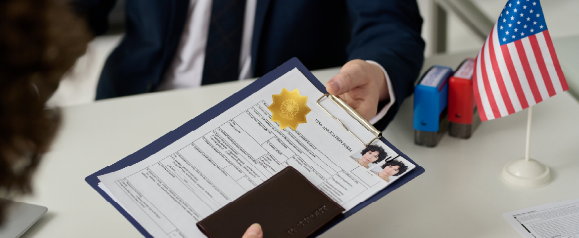 Homem oriental sorrindo e segurando um documento nas mãos. Documentos para solicitação de visto para os EUA