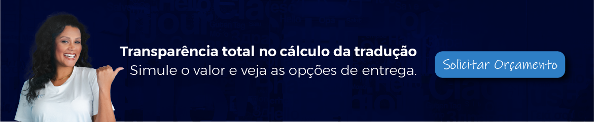 Homem oriental sorrindo e segurando um documento nas mãos. Banner eTraduções: Transparência total no cálculo da tradução.