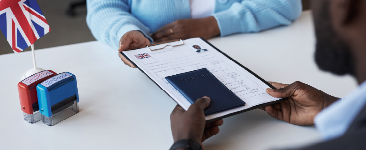 Documentos sendo trocados em órgão público inglês